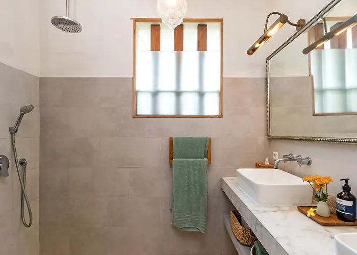 Santhira 3br Pool Near Eat Street