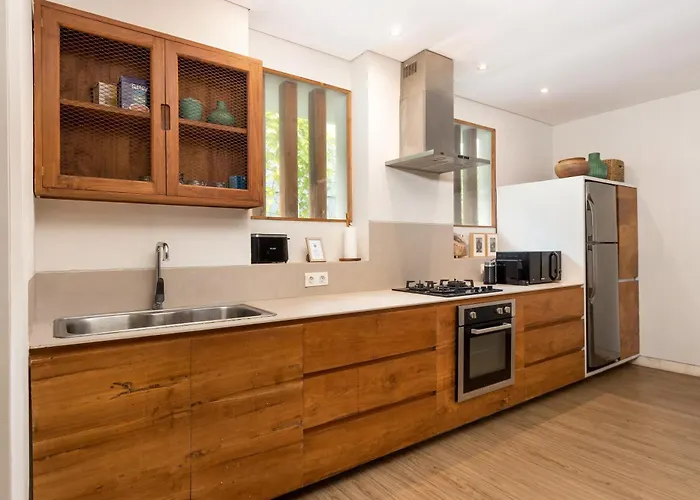 Villa Santhira 3br Pool Near Eat Street *
